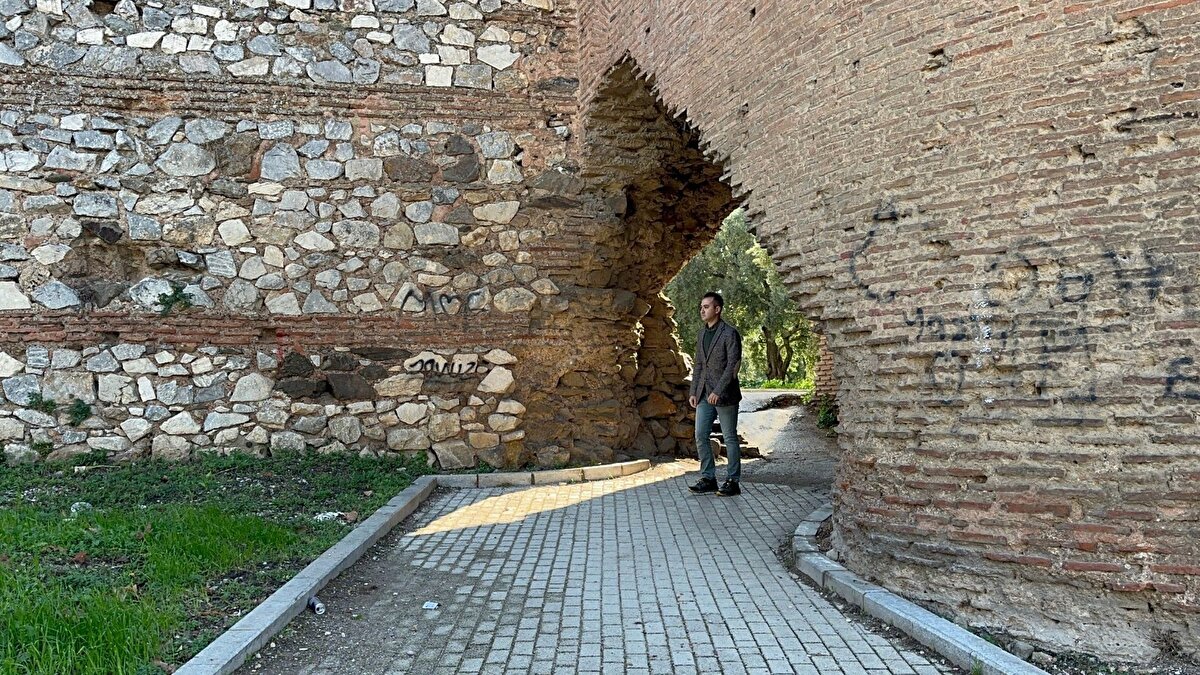 Tarihi burç arsaya dahil<br><br>Aslıvar, arsaya dahil olan alanın surlarda yer alan 114 burçtan birine komşu olduğunu vurguladı. “Arsa etrafı surlarla çevrili ve 4 ana giriş ile 12 tali kapı, bölgenin tarihine işaret ediyor. Arkasında yürüyüş yolu ve İznik Gölü bulunuyor. Önünde otopark, yanında butik otel var” dedi. Arsaya dahil burcun, parselin arkasında 15 metre kadar uzandığı belirtildi.