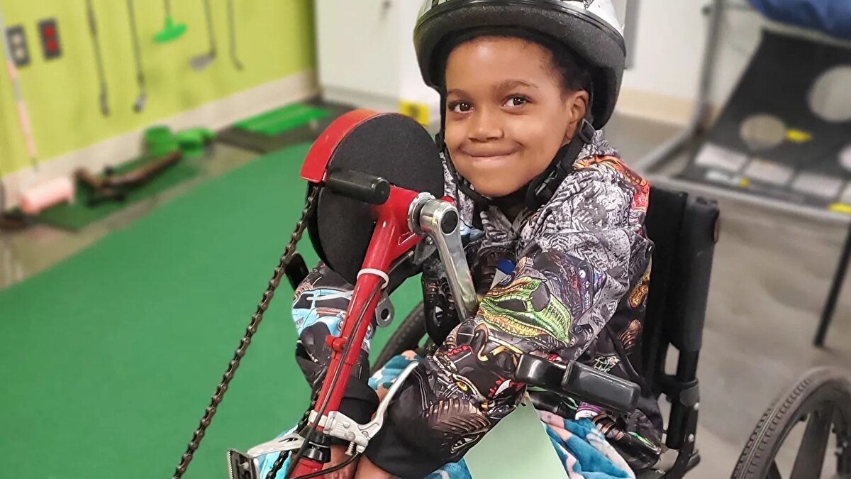 Ameliyatların ardından Kaden, Grand Rapids’teki Mary Free Bed Rehabilitation Hospital’da dört haftalık yoğun bir rehabilitasyon programına alındı. Annesi Michele, bu süreçte büyük belirsizlik yaşadıklarını ancak tedavi ekibinin oğlunun bağımsızlığını yeniden kazanmasına önemli katkı sağladığını vurguladı.