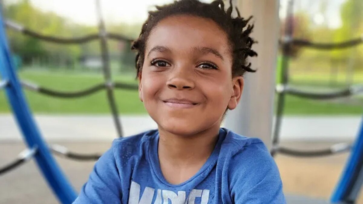 Michigan’da yaşayan 10 yaşındaki Kaden Stevenson, 2022 yılının Aralık ayında ağır bir grip geçirdi. Kaden, hastalığın ilk günlerinde yalnızca soğuk algınlığı benzeri şikâyetler yaşadı. Ancak kısa süre içinde sağ bacağında şiddetli ağrı ve tüm vücutta yaygın kızarıklık oluştu. Annesi Michele Stevenson, oğlunu Flint’teki Hurley Medical Center’a götürdükten sonra durumun acilen değerlendirilmesi gerektiğini ve çocuğun Grand Rapids’teki Helen DeVos Children’s Hospital’a sevk edildiğini aktardı.