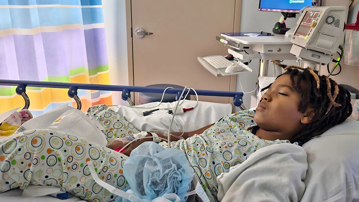 Hekimler Kaden’in aynı anda hem grip hem de strep enfeksiyonu geçirdiğini ve bunun bakterilerin kana karışmasına yol açtığını açıkladı. Toksik şok gelişmesi üzerine çocuğun kalp, karaciğer ve böbrek fonksiyonlarında ciddi bozulmalar yaşandı. Doktorlar önce sağ bacaktaki ölü dokuyu temizledi, ardından enfeksiyonun yayılması nedeniyle her iki bacağın da kesilmesinin zorunlu olduğu bildirildi.