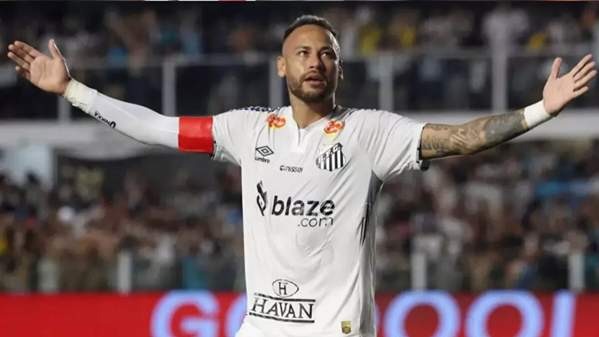 SANTOS İLE 150. GOL<br><br>Karşılaşmada hat-trick yapan Neymar, Santos formasıyla 150 gole ulaştı ve Brezilya ekibinin en çok gol atan 11. futbolcusu olarak tarihe geçti.