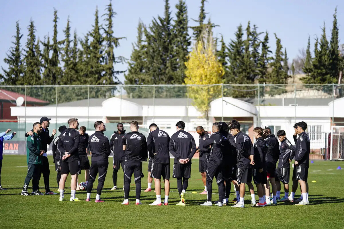 Yalovaspor - Gaziantep FK Maçı Ne Zaman, Saat Kaçta?<br>Kupa heyecanı bugün Yalova'da yaşanacak. Yalova FK ile Gaziantep FK arasındaki karşılaşma, 4 Aralık Perşembe günü (bugün) oynanacak.<br><br>Mücadelenin başlama düdüğü ise saat 13.00’te çalacak.