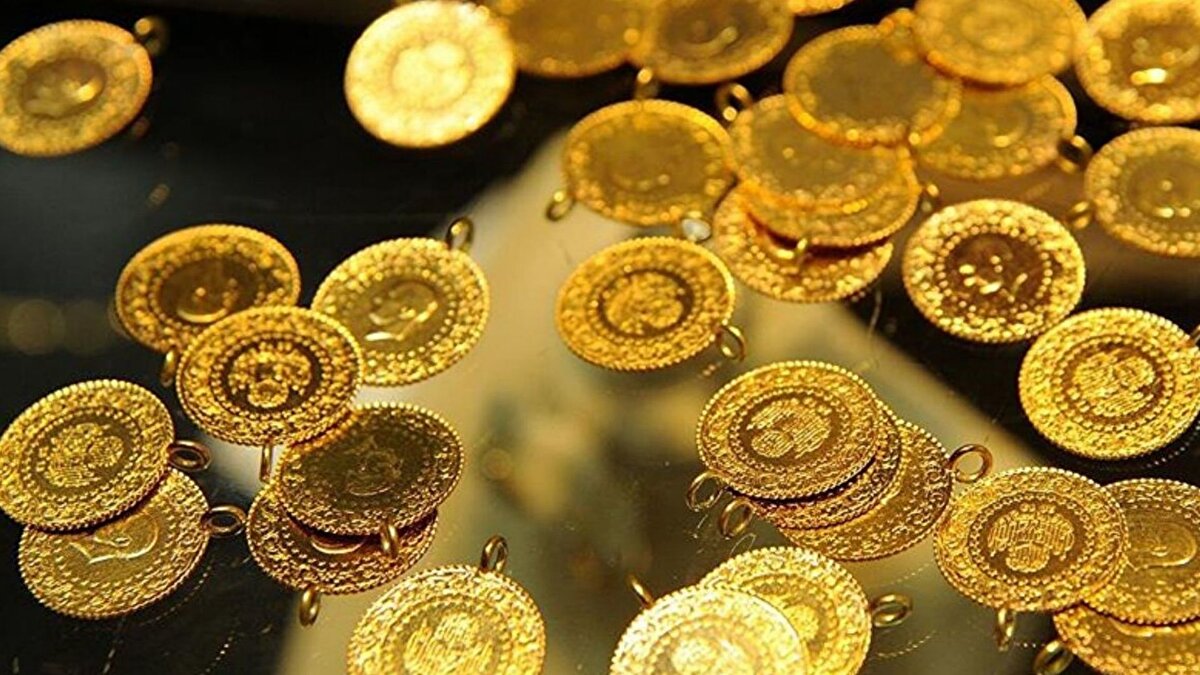 Ons altın ve beklenen seviyeler<br><br>Memiş’e göre, şu anda 4225 dolar civarında işlem gören ons altın için 2026 bant aralığı 3800–4800 dolar olarak öngörülüyor. Yükseliş ve düşüş döngülerine dikkat çeken analist, Fed’in gelecek faiz kararları öncesinde ons altının 4260 dolar civarında dalgalanmasını beklediğini kaydetti.