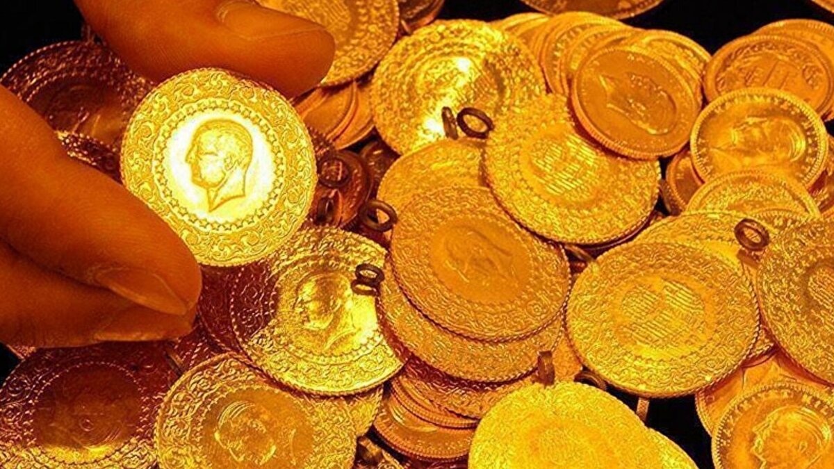 2025 yılı sona ererken, altın fiyatlarında hareketlilik devam ediyor. TGRT Haber canlı yayınında değerlendirmelerde bulunan Finans Analisti İslam Memiş, 2026 yılında hem ons altın hem de gram altın fiyatlarının geniş bant aralığında dalgalanacağını belirtti. Memiş, küresel krizler, savaş ve barış haberleri ile ekonomik iyileşmelerin fiyatları etkileyebileceğini ifade etti.