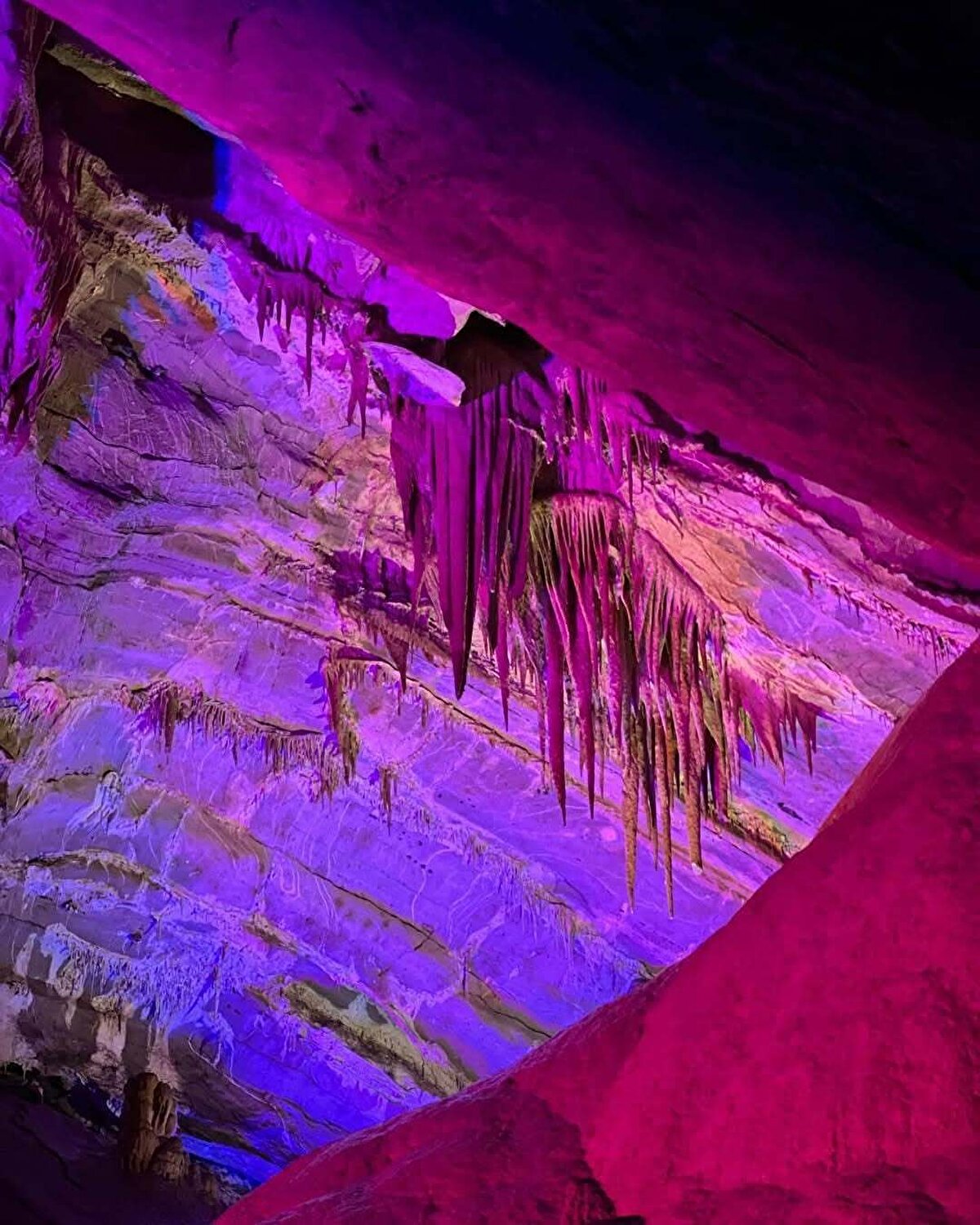 Zengin traverten, sarkıt, dikit ve sütun oluşumlarıyla dikkat çeken mağaranın ilk 875 metresi turizme açık. Bu bölümde aydınlatmalı yürüyüş yolları, köprüler ve seyir terasları bulunuyor.