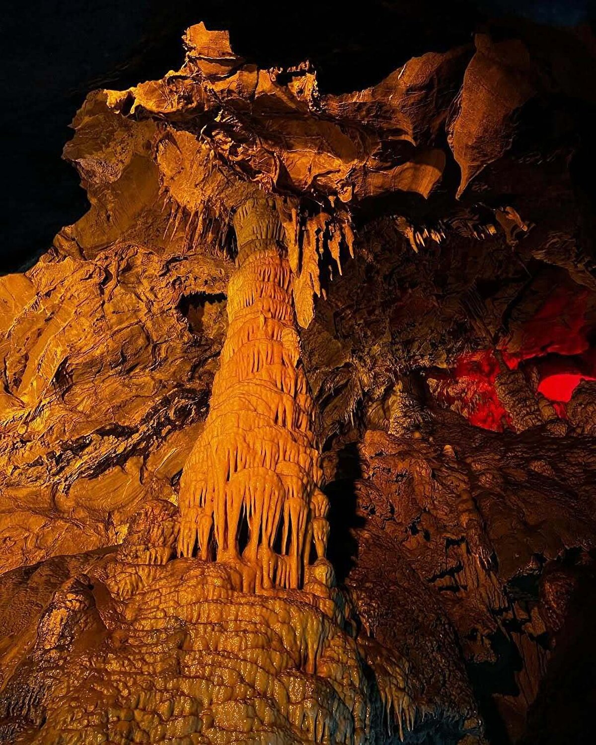 Doğanın sabırla şekillendirdiği bu büyüleyici yer altı dünyasını görmek isteyen herkes için Gökgöl Mağarası kesinlikle keşfedilmesi gereken bir rota!