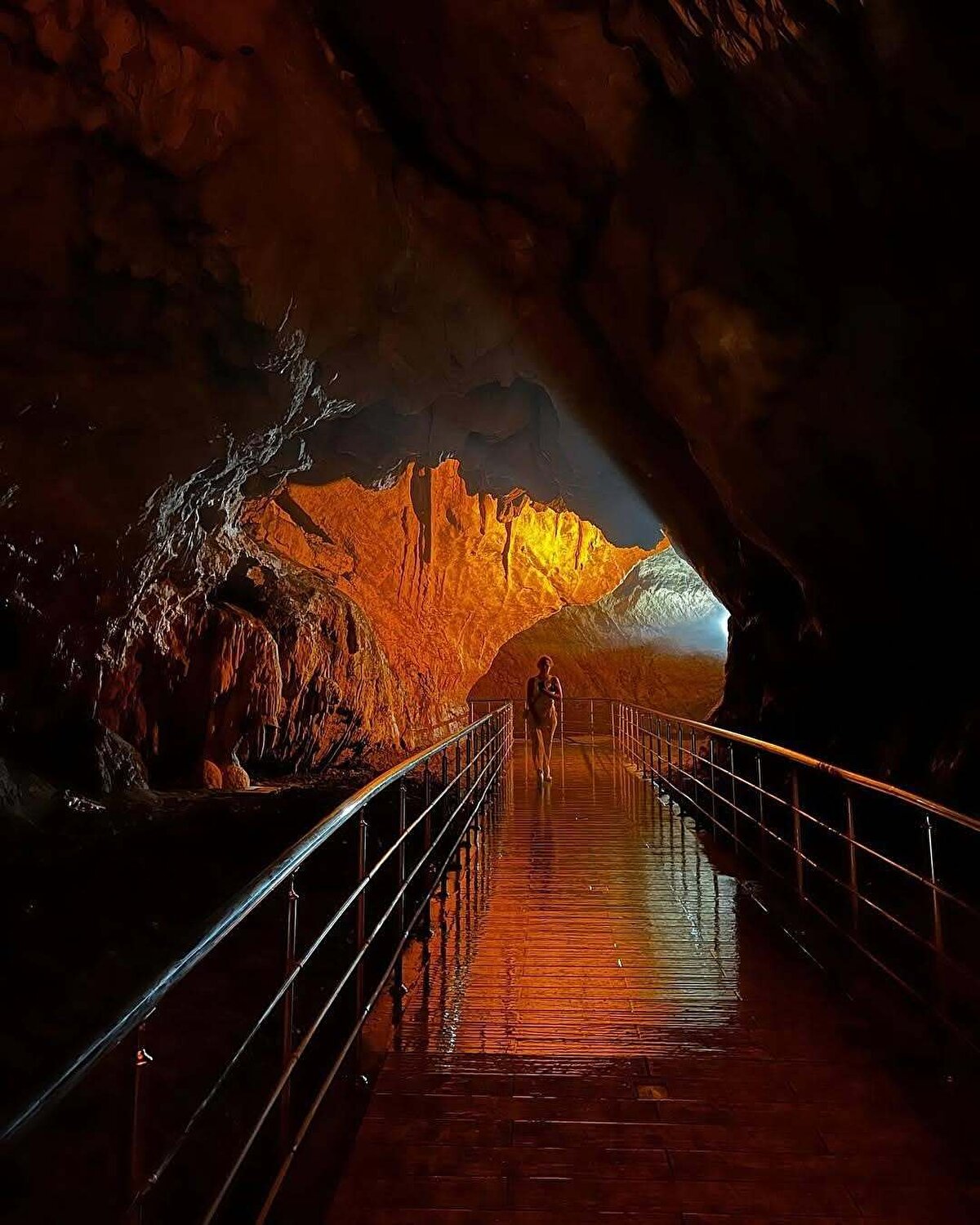 Yaklaşık 3.350 metre uzunluğa sahip Gökgöl Mağarası; ana galeri, iki büyük yan kol ve sulu bir sifonla sonlanan dar geçitlerden oluşuyor. Mağaranın aktif ağzından çıkan yer altı deresi, dışarıda Erçek Deresi’ne karışıyor. Giriş, aktif değil; ancak fosilleşmiş büyük ağız, görkemli görüntüsüyle ziyaretçileri etkisi altına alıyor.