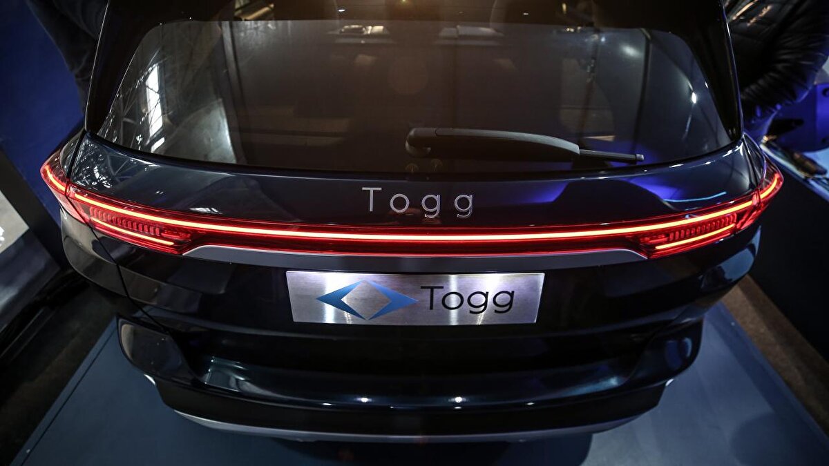 T10X Modeli İçin Bireysel Kredi ve Ödeme Seçenekleri<br>Türkiye’nin en çok tercih edilen elektrikli SUV modeli T10X için de Togg sıfır faiz fırsatı devam ediyor. Donanım seviyelerine göre değişen kredi limitleri ve taksit seçenekleri şu şekildedir:<br><br>T10X V2 Versiyonu:<br><br>Seçenek 1 (Sıfır Faiz): 800.000 TL kredi, 12 ay vade, %0 faiz. Aylık ödeme tutarı: 66.667 TL.<br><br>Seçenek 2 (Uzun Vade): 1.700.000 TL kredi, 48 ay vade, %2,48 faiz. Aylık ödeme tutarı: 70.091 TL.<br><br>T10X 4More Versiyonu:<br><br>Seçenek 1 (Sıfır Faiz): 1.000.000 TL kredi, 12 ay vade, %0 faiz. Aylık ödeme tutarı: 83.334 TL.<br><br>Seçenek 2 (Düşük Faiz): 1.500.000 TL kredi, 36 ay vade, %2,30 faiz. Aylık ödeme tutarı: 68.604 TL.