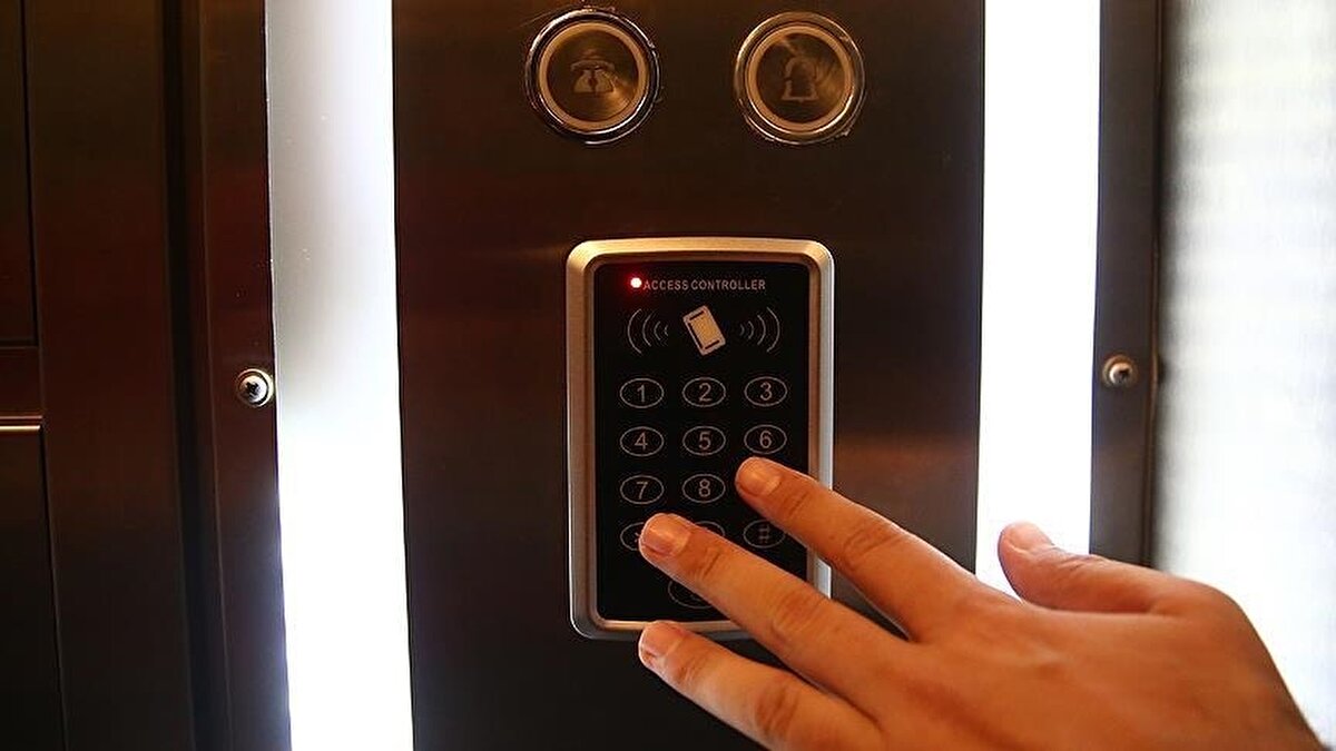 “Olağanüstü gider kalemleri açıkça anlatılmalı”<br><br>Yeni yıl işletme bütçelerinin onaylanacağı toplantılarda sakinlerin özellikle gider tablolarını ayrıntılı incelemesi gerektiğini belirten Sağır, güvenlik, temizlik, teknik hizmet gibi alanlarda gerçekçi fiyatların belirlenmesinin zorunluluk olduğunu kaydetti. Olağanüstü harcama planlarının da şeffaf biçimde açıklanması gerektiğini aktaran Sağır, yedek akçe konusunda da hesap verilebilirliğin esas olması gerektiğini söyledi.