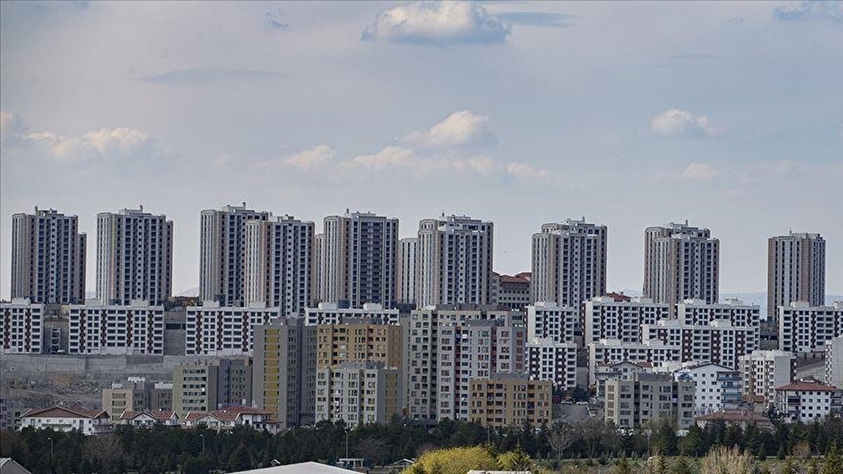 “Toplantıya gelemeyen vekalet vermeli”<br><br>Genel kurullarda yalnızca bütçelerin değil, yönetim ve denetim kurulu raporlarının da değerlendirilmesi gerektiğini söyleyen Sağır, yönetime seçilecek kişilerin mevzuatı bilen ve planlama kabiliyeti yüksek kişilerden oluşmasının önemini vurguladı. Büyük sitelerde profesyonel yönetim firmalarıyla çalışmanın mali disiplin ve hizmet kalitesine katkı sağladığını belirtti.