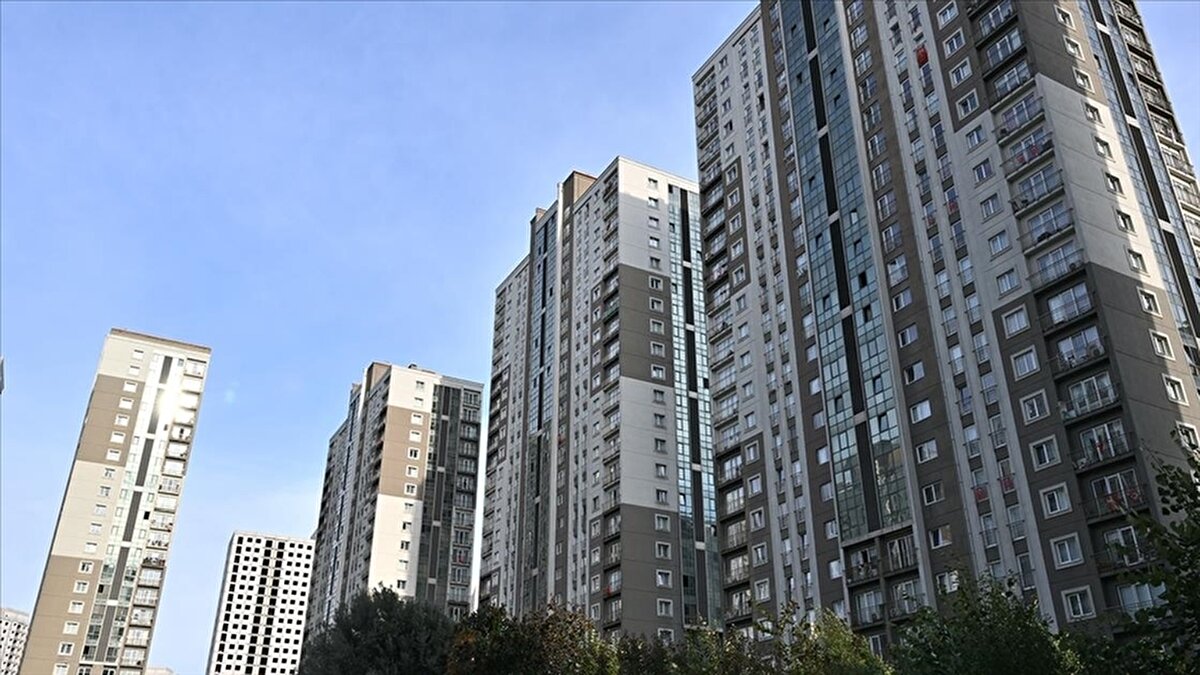 2026’da yürürlüğe girecek asgari ücret artışının personel ve hizmet alım maliyetlerini doğrudan artıracağına işaret eden Sağır, bu nedenle sitelerde aidatların belli oranlarda yükselmesinin kaçınılmaz hale geldiğini belirtti. Elektrik, doğalgaz ve su giderlerindeki artışların ise özellikle 24 saat güvenlikli veya merkezi sistemle ısınan sitelerde bütçe baskısını daha da artıracağını ifade etti.