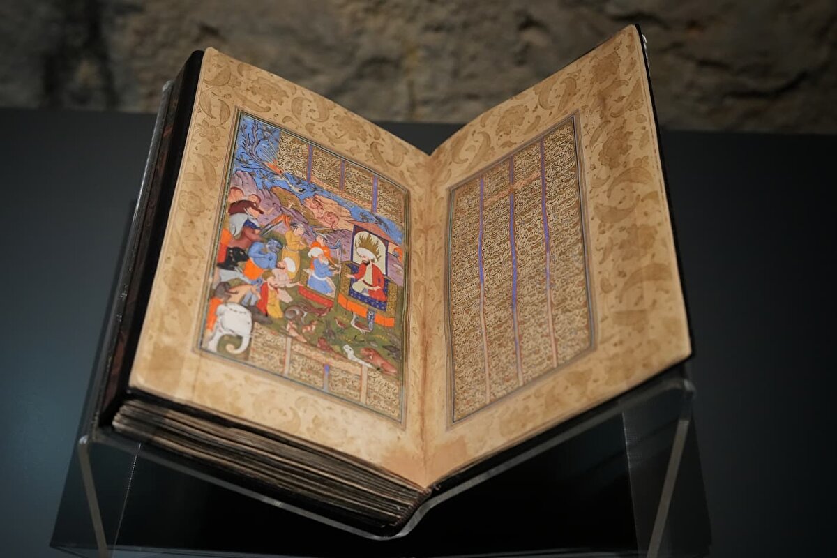 Konya’dan Şiraz’a, Semerkand’dan İstanbul’a uzanan coğrafyalarda hazırlanmış 70 cilt Mesnevî nüshasının bir arada sunulduğu sergi, İslam kitap sanatlarının 700 yıllık estetik birikimini tek çatı altında topluyor. Yazmaların hattından cildine, müzehhebinden vakfiyesine kadar tüm detaylar, kültür tarihine ışık tutuyor.