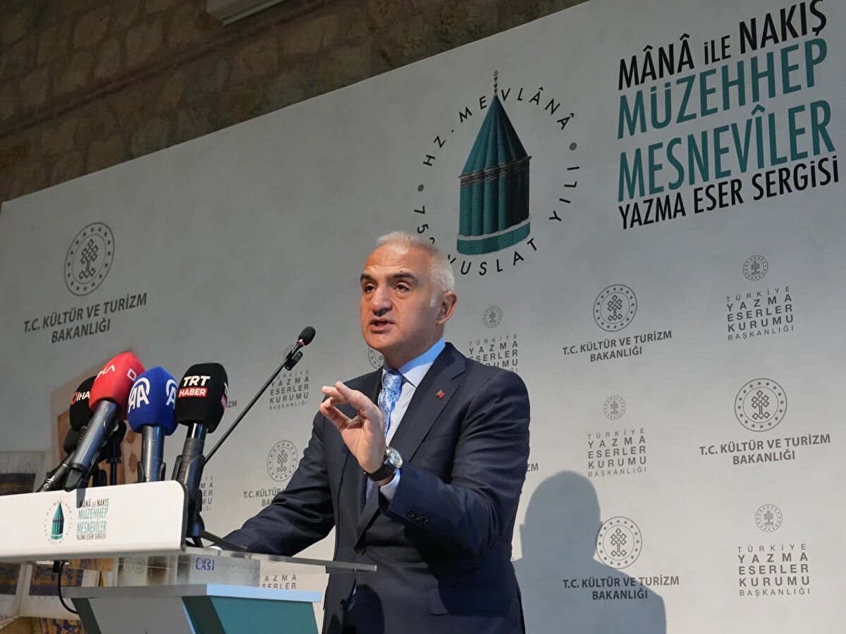 Ersoy, Konya, İstanbul, Şiraz ve Semerkand gibi İslam dünyasının kültür merkezlerinde hazırlanmış 14. ve 19. yüzyıllara ait 70 cilt Mesnevî’nin seçilerek bir araya getirildiğini dile getirdi. Bu yazmaların, İslam kitap sanatlarının 700 yıllık tarihsel seyrini göz önüne serdiğini söyleyen Ersoy, “Dünya tarihinde bu kadar çok Mesnevî nüshasının bir arada sergilendiği ilk organizasyondur” dedi.