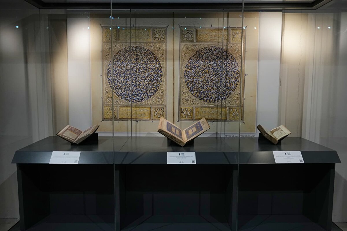 “70 cilt Mesnevî ilk kez aynı salonda”<br><br>Bakan Ersoy, İslam medeniyetinin ilim ve estetik geleneğinin en güçlü temsilcilerinden biri olan Mevlânâ Celâleddîn-i Rûmî’nin, çağları aşan bir etki oluşturduğunu söyledi. Mevlânâ’nın eseri Mesnevî’nin, tasavvuf ve düşünce tarihinin en temel kaynaklarından biri olduğunu belirten Ersoy, sergide yer alan her bir yazmanın hattından cildine, kullanılan mürekkebinden vakfiyesine kadar eşsiz bir işçilik taşıdığını vurguladı.