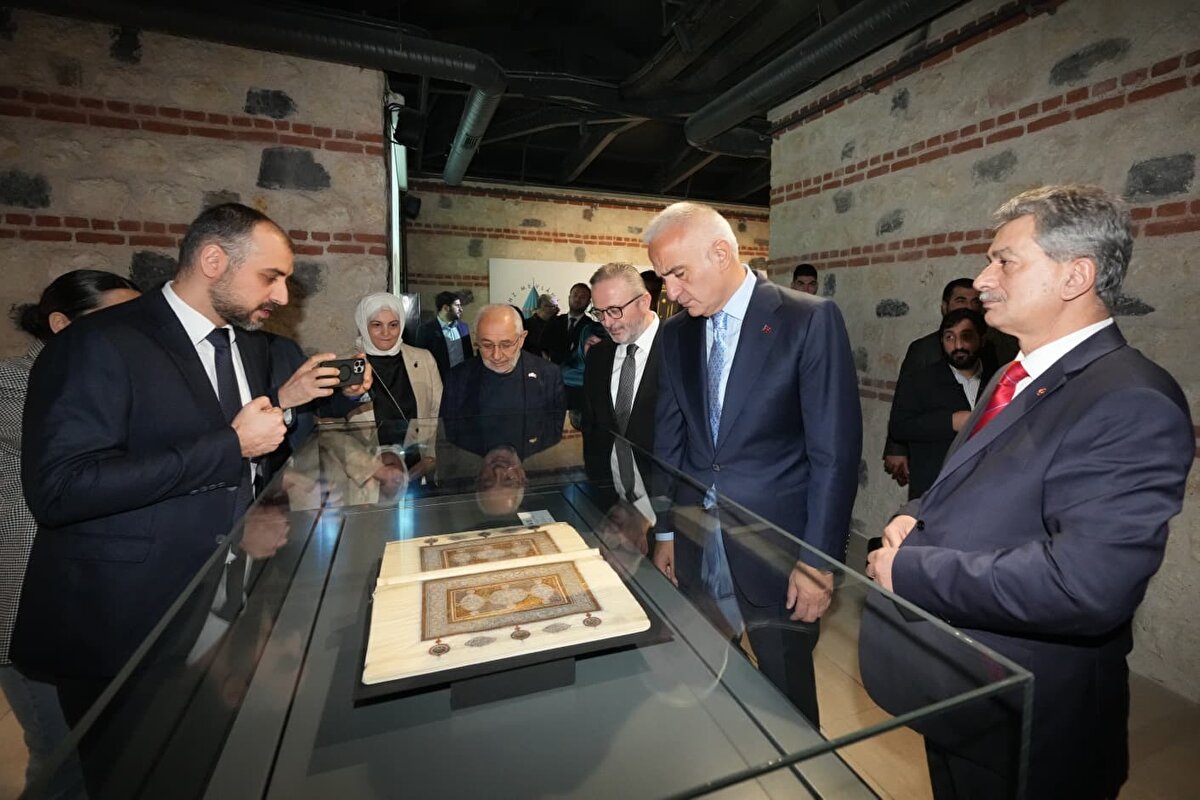 Uluslararası Yazma Eser Sempozyumu AKM’de yapılacak<br><br>Türkiye Yazma Eserler Kurumu’nun 10 Aralık’ta Atatürk Kültür Merkezi’nde “I. Uluslararası Yazma Eser Sempozyumu”nu düzenleyeceğini açıklayan Ersoy, 29 ülkeden yaklaşık 200 uzmanın katılacağı bu toplantıda yazma eserlerin restorasyonu, dijital arşivlenmesi, kataloglanması ve yeni teknolojilerin kullanımı gibi pek çok başlığın ele alınacağını söyledi.