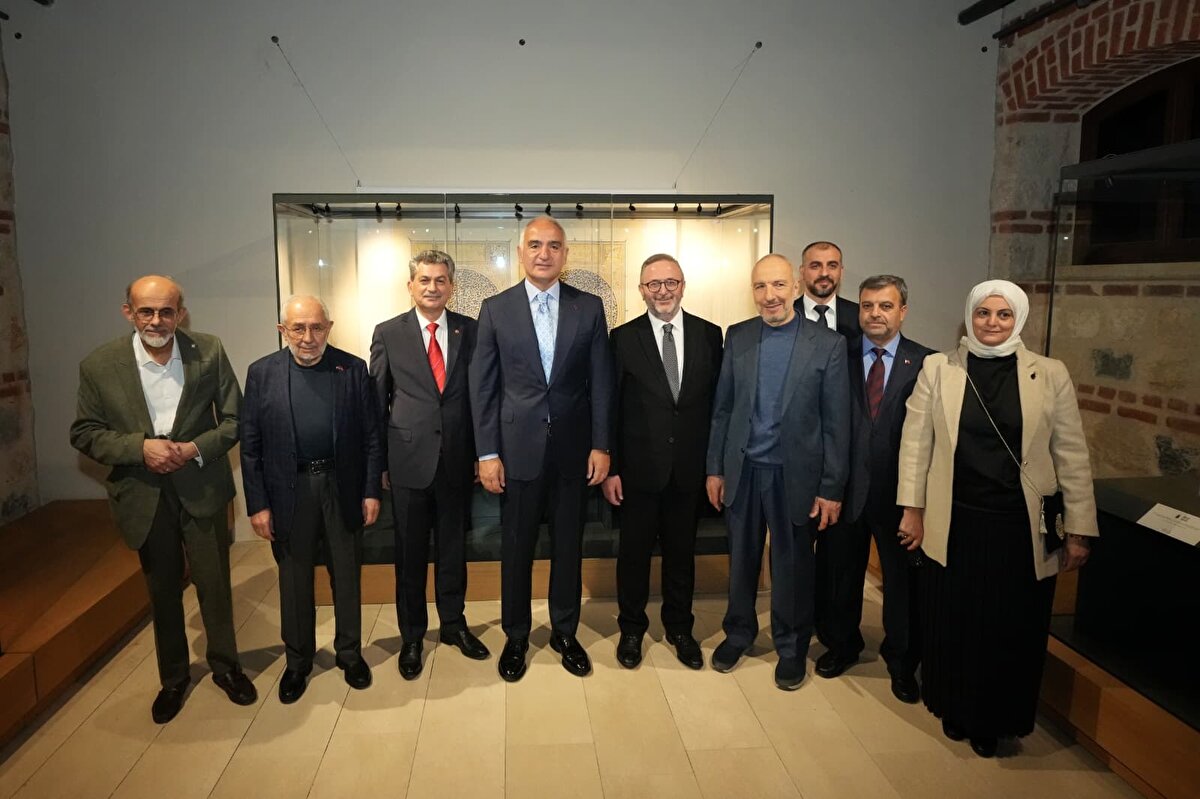 Türkiye genelinde 200 kültürel etkinlik<br><br>Vatandaşların yazma eserlerle buluşturulması amacıyla yıl boyunca ülke çapında sergi ve eğitim faaliyetleri düzenlediklerini belirten Ersoy, açılışı yapılan bu serginin kurumun 41’inci sergisi olduğunu ifade etti. Kırşehir, Bursa, Aksaray ve yakında Amasya’da düzenlenen tematik yazma eser sergilerine de büyük ilgi olduğunu söyledi.