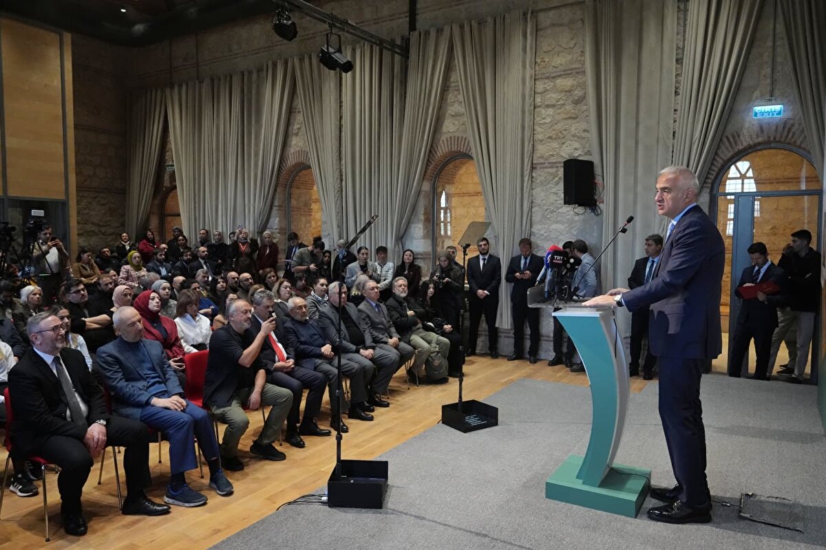 “TÜYEK dünyadaki en büyük yazma eser kurumudur”<br><br>Ersoy, Türkiye Yazma Eserler Kurumu’nun 760 binden fazla eserle İslam ve Türk-İslam tarihinin en büyük kültürel hafızasını taşıdığını ifade ederek kurumun dijital arşivi üzerinden 464 binden fazla yazmanın erişime açıldığını söyledi. Son bir yılda üye sayısının yüzde 40 arttığını, görüntüleme sayısının ise 4 milyon 700 bini geçtiğini açıkladı.<br><br>Son 6 ay içinde önemli müzelerin ve koleksiyonların dijital ortama aktarılmasıyla erişimin daha da genişlediğini belirten Ersoy, bu çalışmaların uluslararası düzeyde takdir gördüğünü dile getirdi.