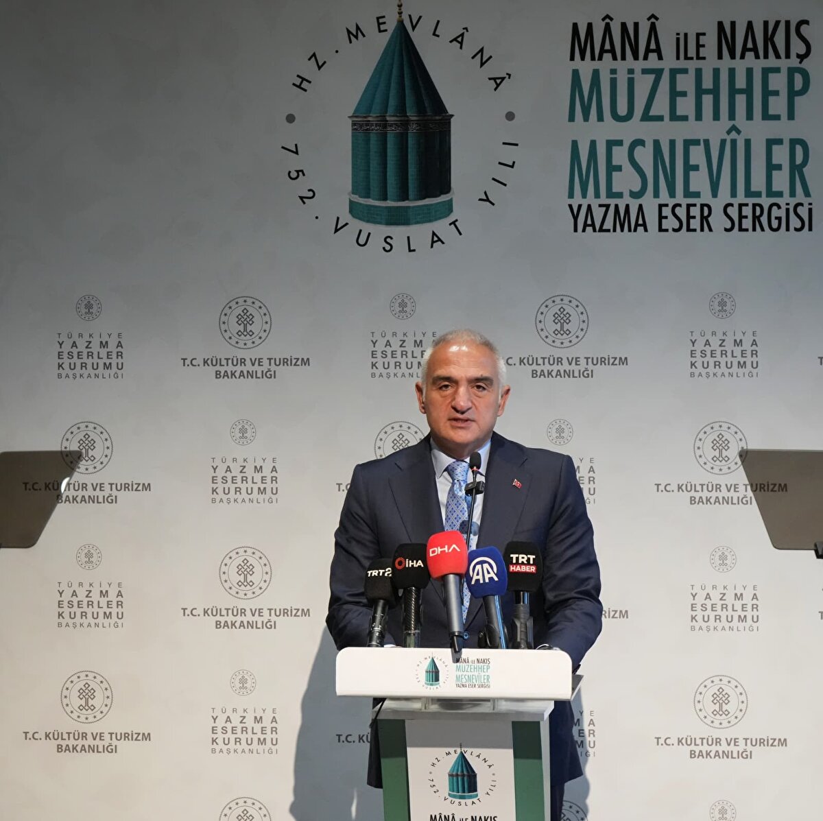 Açılış töreninin ardından Bakan Ersoy ve beraberindeki heyet, “Mana ve Nakış: Müzehhep Mesneviler Sergisi”ni gezerek eserleri inceledi.