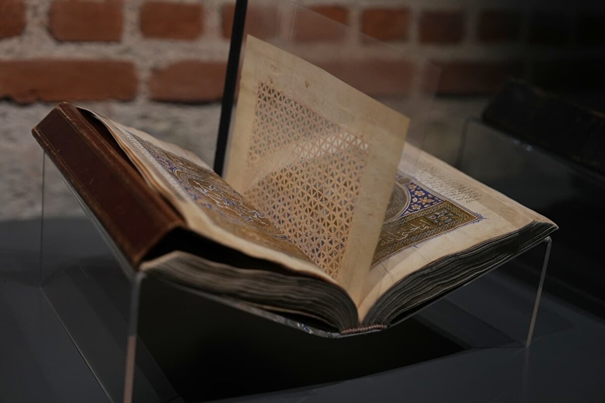 Yazma eserler tek merkezde toplanıyor<br><br>2025 yılı itibarıyla müzeler, üniversiteler ve belediyelerde bulunan yazma eserlerin Türkiye Yazma Eserler Kurumu’na devredilmeye başlandığını kaydeden Ersoy, yıl sonuna kadar yaklaşık 25 bin eserin kurum envanterine kazandırılacağını açıkladı. Kurumun bugüne kadar 343 cilt eser yayımladığı bilgisini de paylaştı.