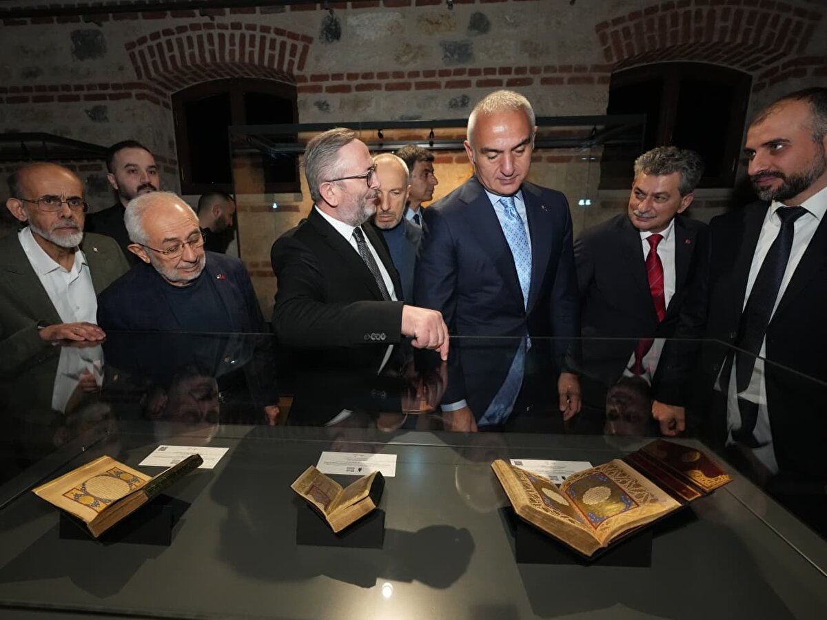 Dünyanın en büyük restorasyon laboratuvarı Rami’de<br><br>Rami Kütüphanesi’nde bulunan kitap şifahanesinin dünyanın en büyük yazma eser restorasyon laboratuvarı olduğunu hatırlatan Ersoy, şimdiye kadar 4 binden fazla eserin burada restore edildiğini, yalnızca bir eserin bile bir yıl sürebilen titiz bir çalışmayla onarıldığını vurguladı. Bu yıl 40 bin eserin durum tespitinin yapıldığını, 28 bin eserin temizlendiğini ve 205 eserin bilimsel analizlerden geçirildiğini söyledi.
