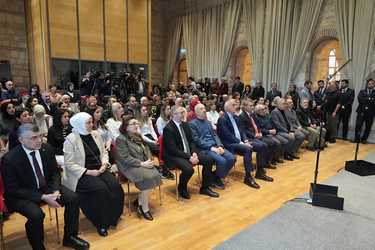 “Her bir yazma kendi döneminin ruhunu taşıyor”<br><br>Sergideki eserlerin yalnızca estetik birer yazma değil, aynı zamanda kültür tarihinde iz bırakan medeniyet yolculuklarının tanığı olduğunu söyleyen Ersoy, bu nüshaların tarih boyunca gözetilerek saklanmasının Mevlânâ’ya duyulan saygının göstergesi olduğunu kaydetti. Mesnevî’nin farklı coğrafyalarda ortaya konan nüshalarının, her toplumun kendi sanat anlayışını ve dönemsel üslubunu yansıttığına dikkat çekti.<br><br>Hazırlanan sergi kataloğunun Türkçe, İngilizce ve Mesnevî’nin özgün dili olan Farsça yayımlandığını belirten Ersoy, bunun eserin uluslararası alanda daha geniş kitlelere ulaşmasını sağlayacağını dile getirdi.