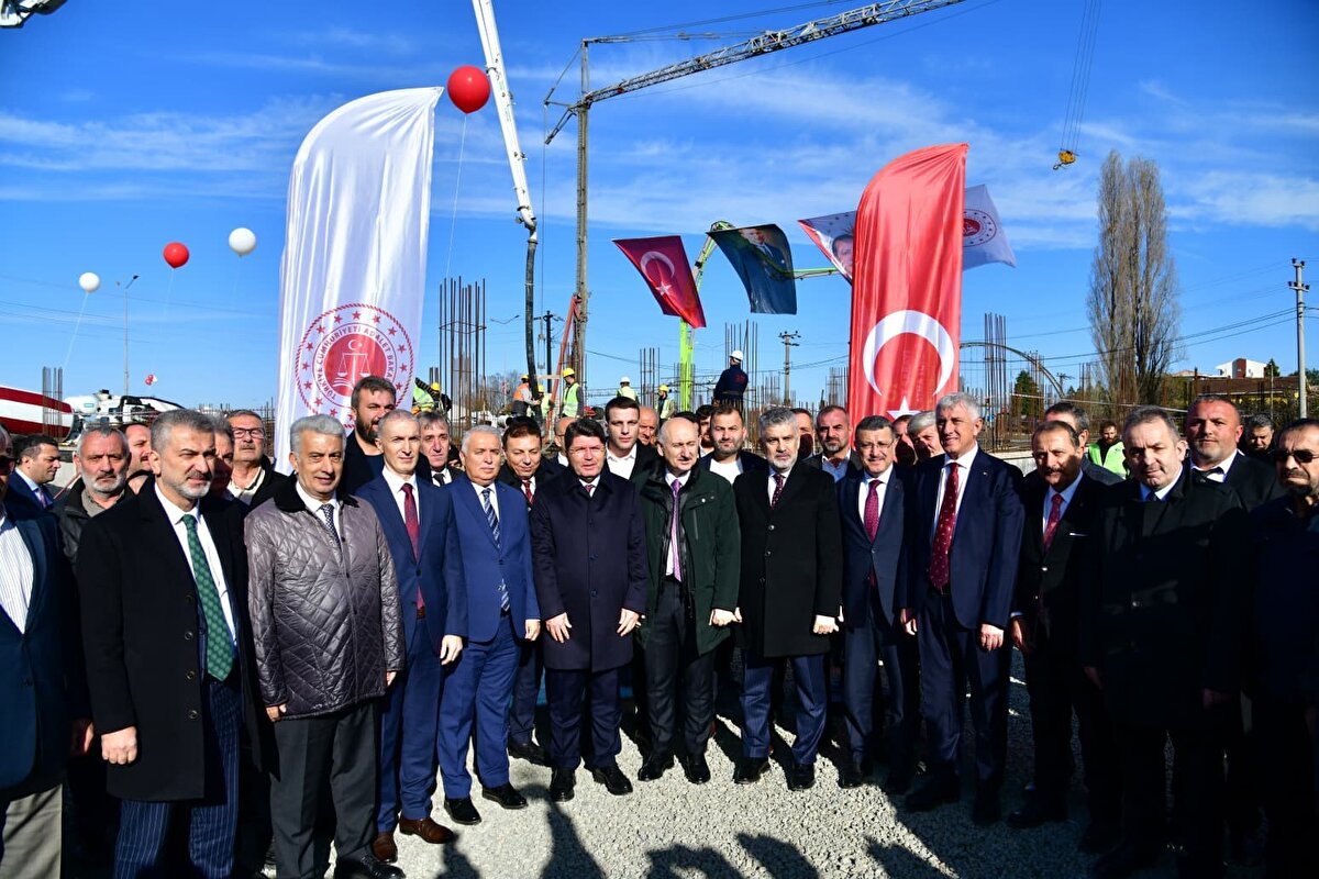 Adalet Bakanı Yılmaz Tunç, bazı adliyelerde ortaya çıkan usulsüzlüklerin ardından Türkiye genelinde tüm adli emanetlerin titizlikle incelendiğini duyurdu. Büyükçekmece ve Adalar adliyelerinde yürütülen soruşturmaların genişletildiğini, tutuklama kararlarının alındığını vurgulayan Tunç, “Adli emanet süreçlerinde en küçük zafiyete göz yumulmayacak, tüm detaylar tek tek ortaya çıkarılacak” açıklamasıyla kamuoyuna güvence verdi.