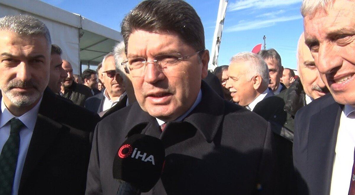 Büyükçekmece ve Adalar adliyelerinde ortaya çıkan usulsüzlüklere ilişkin soruşturmalara değinen Tunç, bu merkezlerde gerekli adımların hızlı şekilde atıldığını ifade etti. Tunç, “Hem Büyükçekmece’de hem de Adalar’da adli emanet süreçlerinde yaşanan sıkıntılar nedeniyle derhal soruşturmalar başlatıldı. Bu kapsamda tutuklama kararları verildi. Tüm boyutlarıyla konuyu inceliyoruz” dedi.