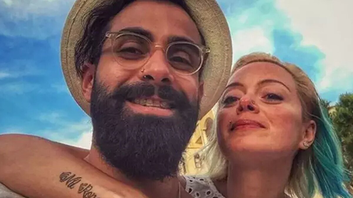 Afyonkarahisar’da bir eğlence mekanında konser veren Gökhan Türkmen, gecenin ilerleyen saatlerinde yaşanan tartışma nedeniyle gündeme geldi. İddialara göre mekan sahibi Hüseyin B., konser sırasında başlayan gerginlik sırasında Türkmen’in eşi ve menajeri Sinem Türkmen’e küfürlü ifadeler kullandı.