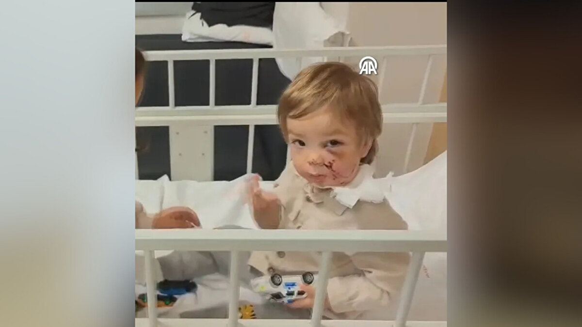 Anne Ayşe Özbek: “Gürültü tartışması sırasında oldu”<br><br>Şüphelinin annesi Ayşe Özbek ise ifadesinde, apartmanda çocukların çıkardığı ses nedeniyle Belkız Öztürk ile kısa bir tartışma yaşandığını, bu sırada köpeğin odadan çıkarak hızla çocuklara yöneldiğini belirtti. Özbek, saldırının bir anda gerçekleştiğini savundu.