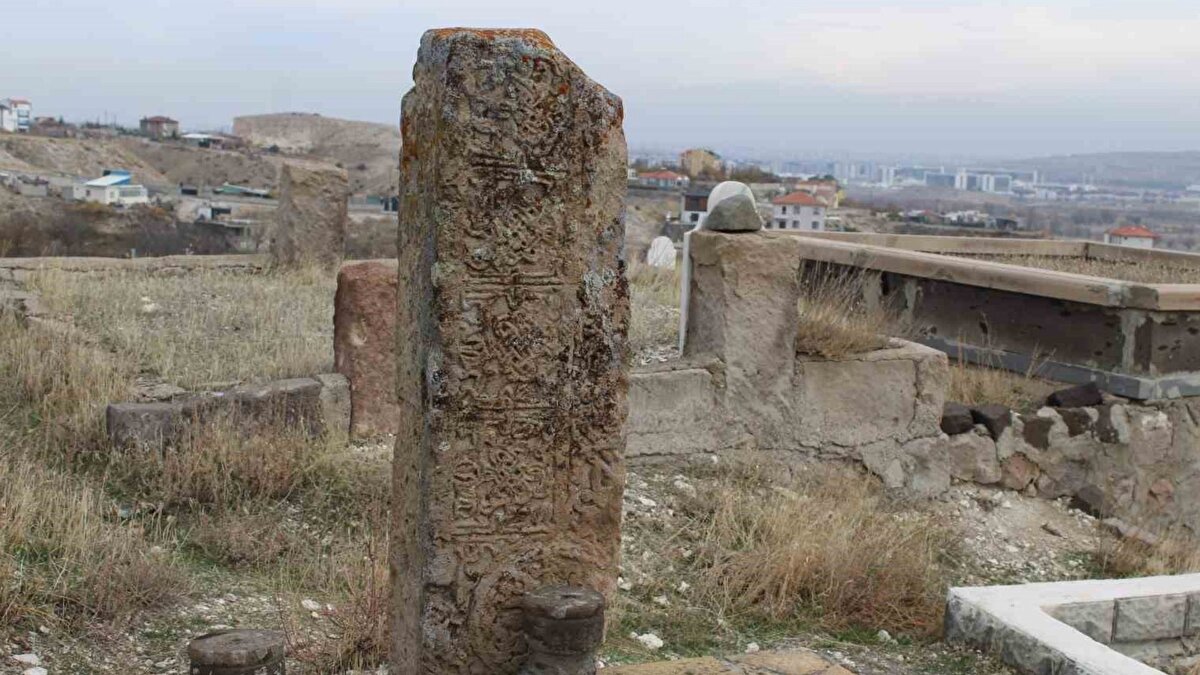 Kayseri’nin Kocasinan ilçesinde bir mahalle mezarlığında bulunan ve üzerlerinde çeşitli işaretler bulunan iki mezar taşı, bölge halkının ilgisini çekmeye devam ediyor. Taşların hem ön hem arka yüzlerinde semboller ve çizimler yer alırken, bu yapıların mezarlığa nasıl getirildiği belirsizliğini koruyor.
