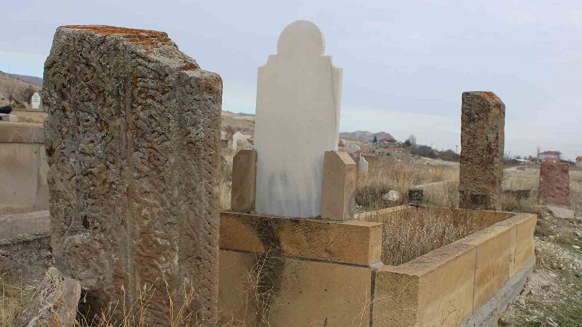 Taşların ait olduğu dönem tartışılıyor<br><br>Prof. Dr. Özsoy, her iki taş incelendiğinde özellikle birinin bulunduğu yere ait olmadığının açıkça görüldüğünü vurguladı. Taşın figürleri, işleme tarzı ve estetik detayları nedeniyle Selçuklu mimarisini hatırlattığını ifade eden Özsoy, parçanın bir kitabe, kümbet elemanı ya da Türk-İslam geleneğinde görülen bir lahit parçası olabileceğini aktardı.