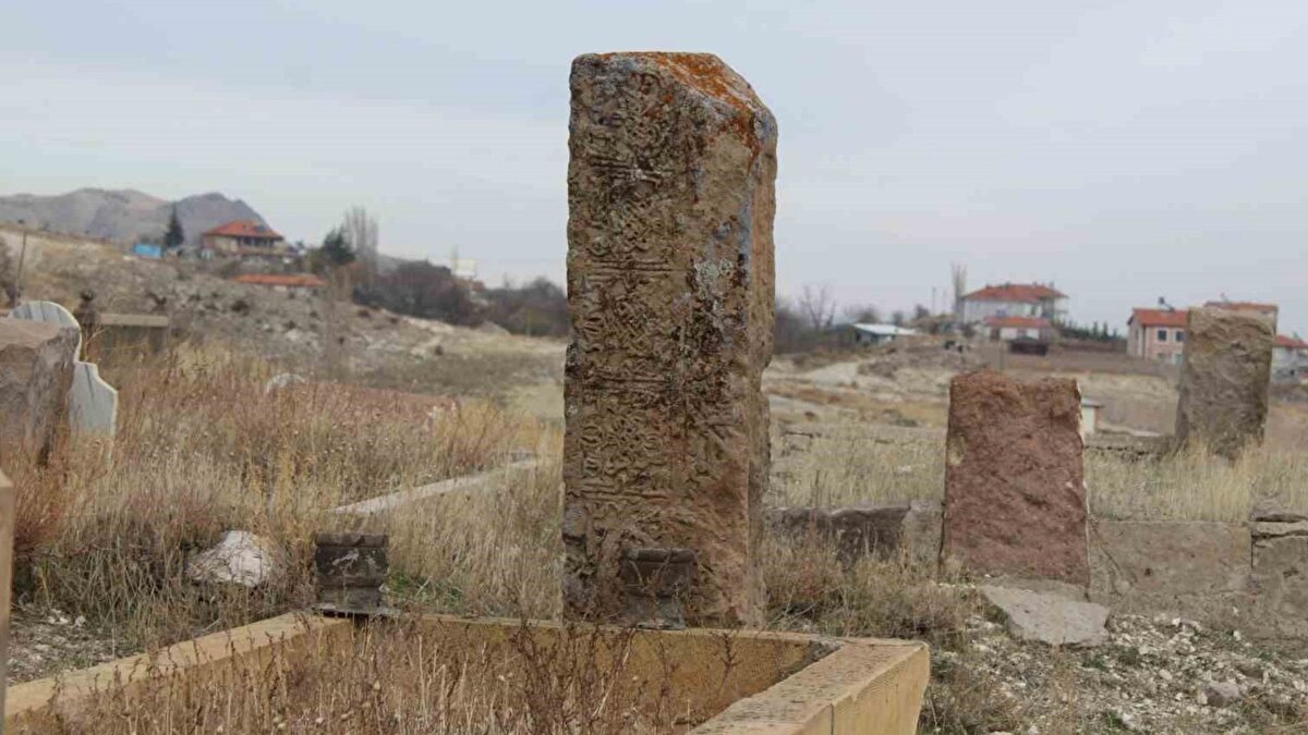 Tarihi kökene dair farklı anlatımlar var<br><br>ÇEKÜL Kayseri İl Temsilcisi Prof. Dr. Osman Özsoy, mezar taşlarına ilişkin bölgedeki sözlü anlatımların farklılaştığını ifade etti. Rivayetlere göre taşların, geçmişte kervan yolu üzerinde yaşanan bir olaydan sonra hayatını kaybeden bir kişiye ait olabileceği ve defin işleminin buraya yapıldığı belirtiliyor. Özsoy, olayın yakın döneme ait olduğuna dair tahminlerin bulunduğunu söyledi.