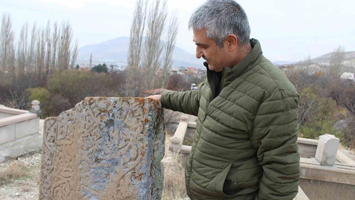 Yazıların çözümlenmesi isteniyor<br><br>Her iki yüzünde de süslemeler bulunan taşların anlam kazanabilmesi için üzerlerindeki yazıların deşifre edilmesi gerektiğini belirten Özsoy, yapılacak bilimsel incelemenin taşların gerçek kökenini ortaya çıkaracağını söyledi. Taşların mezarlığa hangi dönemde ve hangi amaçla getirildiğine dair soru işaretleri ise hâlâ yanıt bekliyor.