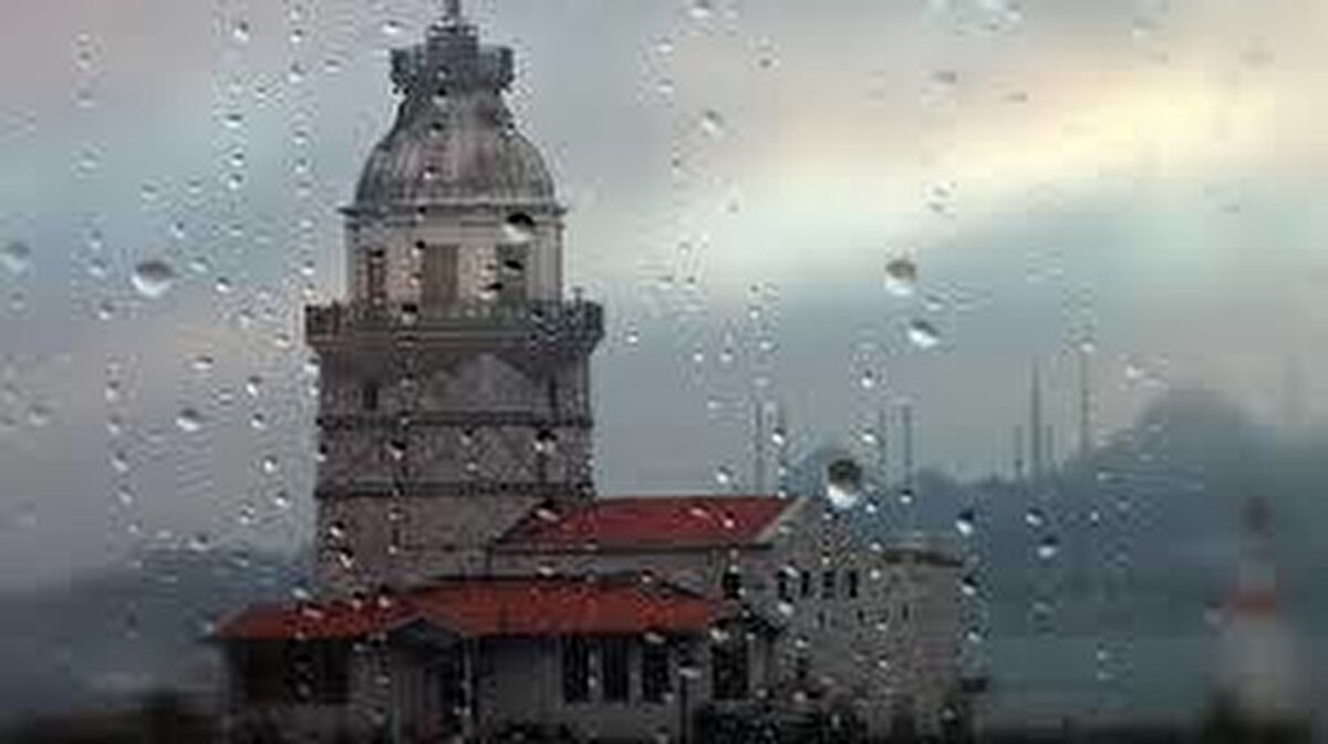 Vatandaşlara dikkat çağrısı<br><br>AKOM, kuvvetli rüzgâr ve yoğun yağışın İstanbul’da ağaç devrilmesi, çatı uçmaları, ani su baskınları ve yollarda göllenme gibi olumsuzluklara yol açabileceği uyarısını yaparak, vatandaşların tedbirli olmasını istedi.