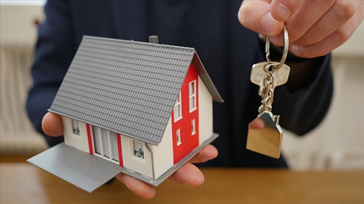 Emlak Uzmanı Mustafa Hakan Özelmacıklı, yapılan değişikliği değerlendirirken düzenlemenin sektördeki belirsizliği azaltacağını söyledi. Özelmacıklı, “Vergi artışlarına getirilen üst sınır hem mülk sahiplerini aşırı vergi yükünden koruyacak hem de piyasanın daha öngörülebilir olmasını sağlayacak. Ayrıca konut kira istisnasındaki değişiklikten şimdilik vazgeçilmiş olması, kiracılar ve ev sahipleri açısından olumlu” dedi.