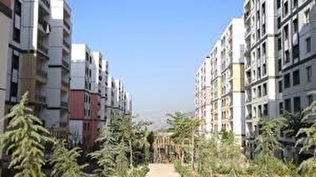 Yeni yıllık harç tartışma yarattı<br><br>Taşınmaz ticareti yapan işletmeler için getirilen yeni ruhsat harcı ise sektörde endişe oluşturdu. Düzenlemeye göre işletmeler her yıl:<br><br>Büyükşehirlerde 40 bin TL,<br><br>Diğer illerde 20 bin TL<br><br>harç ödeyecek.