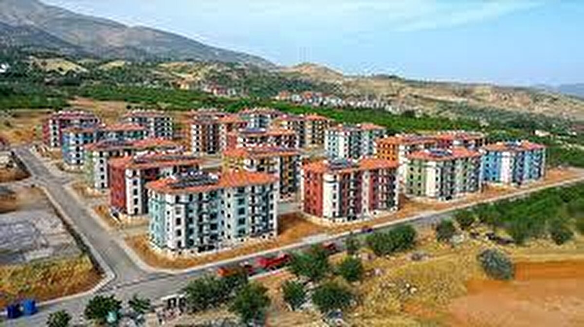 Türkiye’nin hızlı ve kaliteli konut üretiminde dünya lideri hâline geldiğini söyleyen Kurum, kentsel dönüşüm çalışmalarında da kararlılığın sürdüğünü kaydetti. İstanbul’da deprem riski nedeniyle dönüşüme özel önem verildiğini belirterek, "Her iki kentsel dönüşümden birini İstanbul’da yapıyoruz. Şehirlerimizi geleceğin afetlerine hazırlarken, sosyal devlet anlayışıyla tüm vatandaşlarımız için güvenli yaşam alanları oluşturuyoruz." dedi.