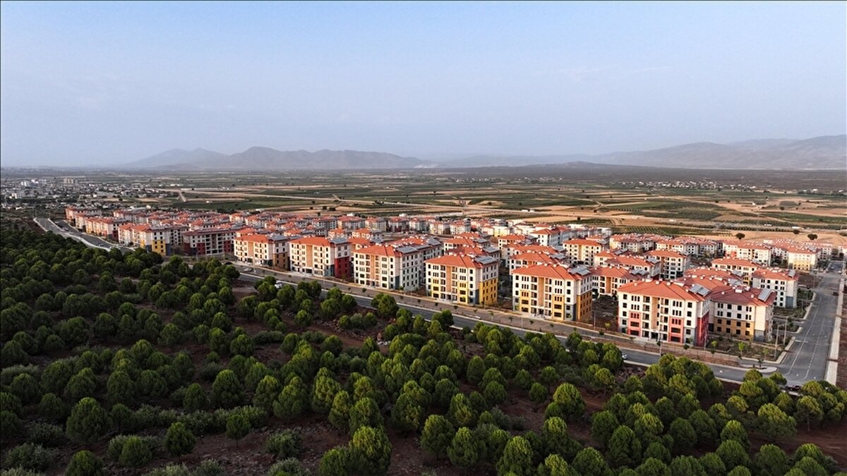 Kurum, 6 Şubat depremlerinin ardından 7’si büyükşehir olmak üzere 11 ilde hayatın durduğunu, milyonların evsiz kaldığını hatırlatarak Türkiye’nin bu büyük felaketin yaralarını kısa sürede sarmak için olağanüstü bir çalışma ortaya koyduğunu ifade etti. Bugün deprem bölgesinde 3 bin 481 şantiyede yaklaşık 200 bin personelin aralıksız çalıştığını belirten Bakan Kurum, “Türkiye saatte 23, günde 550 konut üreterek adeta Avrupa ölçeğinde bir alanı yeniden ayağa kaldırıyor.” ifadelerini kullandı.