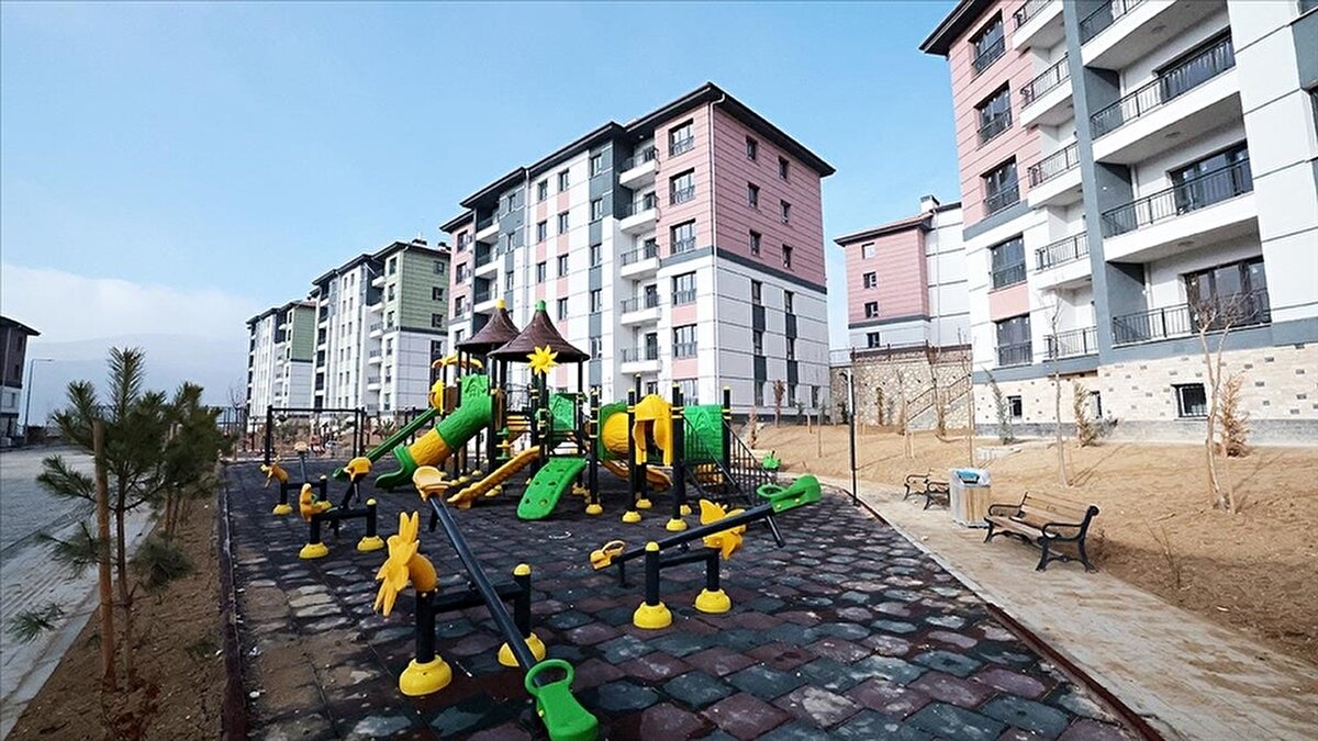 Türkiye’nin hızlı ve kaliteli konut üretiminde dünya lideri hâline geldiğini söyleyen Kurum, kentsel dönüşüm çalışmalarında da kararlılığın sürdüğünü kaydetti. İstanbul’da deprem riski nedeniyle dönüşüme özel önem verildiğini belirterek, "Her iki kentsel dönüşümden birini İstanbul’da yapıyoruz. Şehirlerimizi geleceğin afetlerine hazırlarken, sosyal devlet anlayışıyla tüm vatandaşlarımız için güvenli yaşam alanları oluşturuyoruz." dedi.