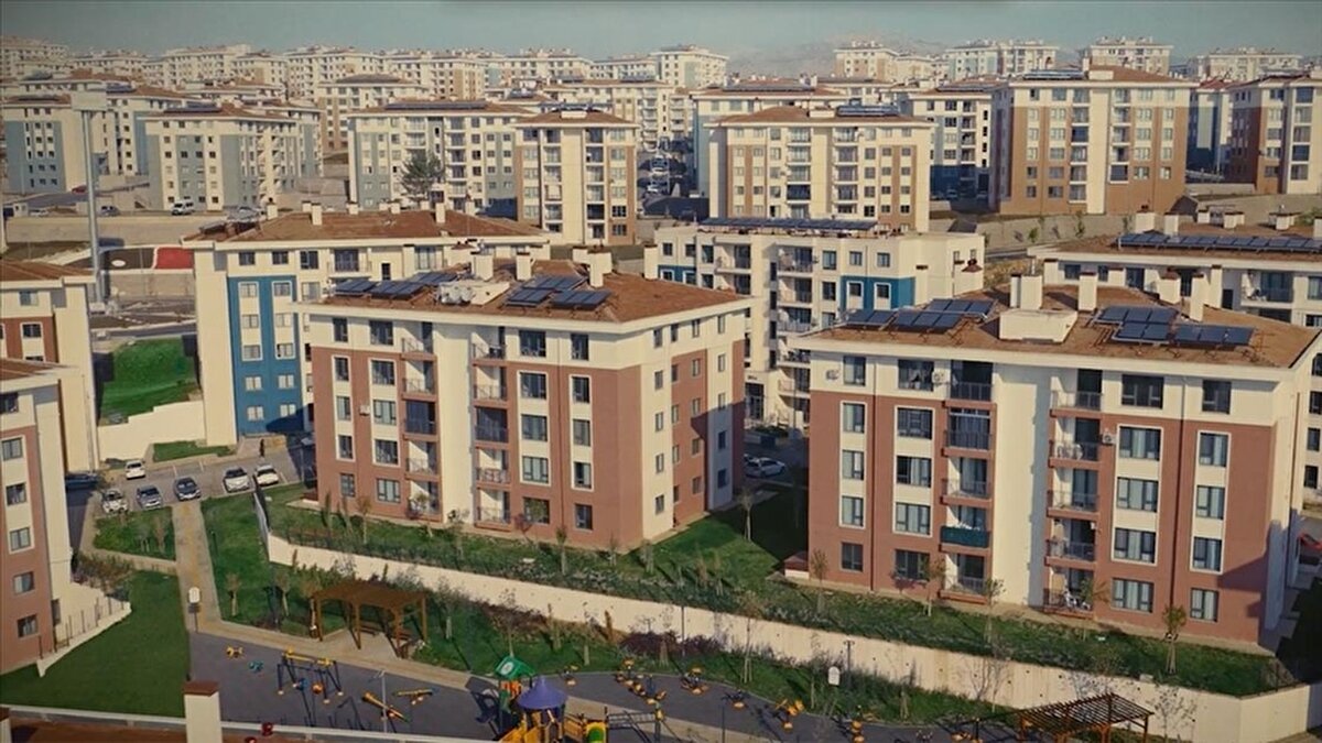 Çevre, Şehircilik ve İklim Değişikliği Bakanı Murat Kurum, Türkiye’nin deprem bölgesinde yürüttüğü yeniden inşa çalışmalarının dünya ölçeğinde örnek bir başarıya dönüştüğünü belirterek, afetzedeler için yapılan konutların büyük bölümünün teslim edildiğini söyledi. AK Parti Genel Merkez Kadın Kolları tarafından düzenlenen Uluslararası Yerel Yönetimlerde Kadın Zirvesi’nde konuşan Kurum, "Deprem sonrası ortaya konulan bu büyük irade sayesinde vatandaşlarımızın yaklaşık yüzde 80’ini yeni yuvalarına kavuşturduk. Yıl tamamlanmadan 453 bin konuttan da fazlasını hak sahiplerine teslim edeceğiz." dedi.