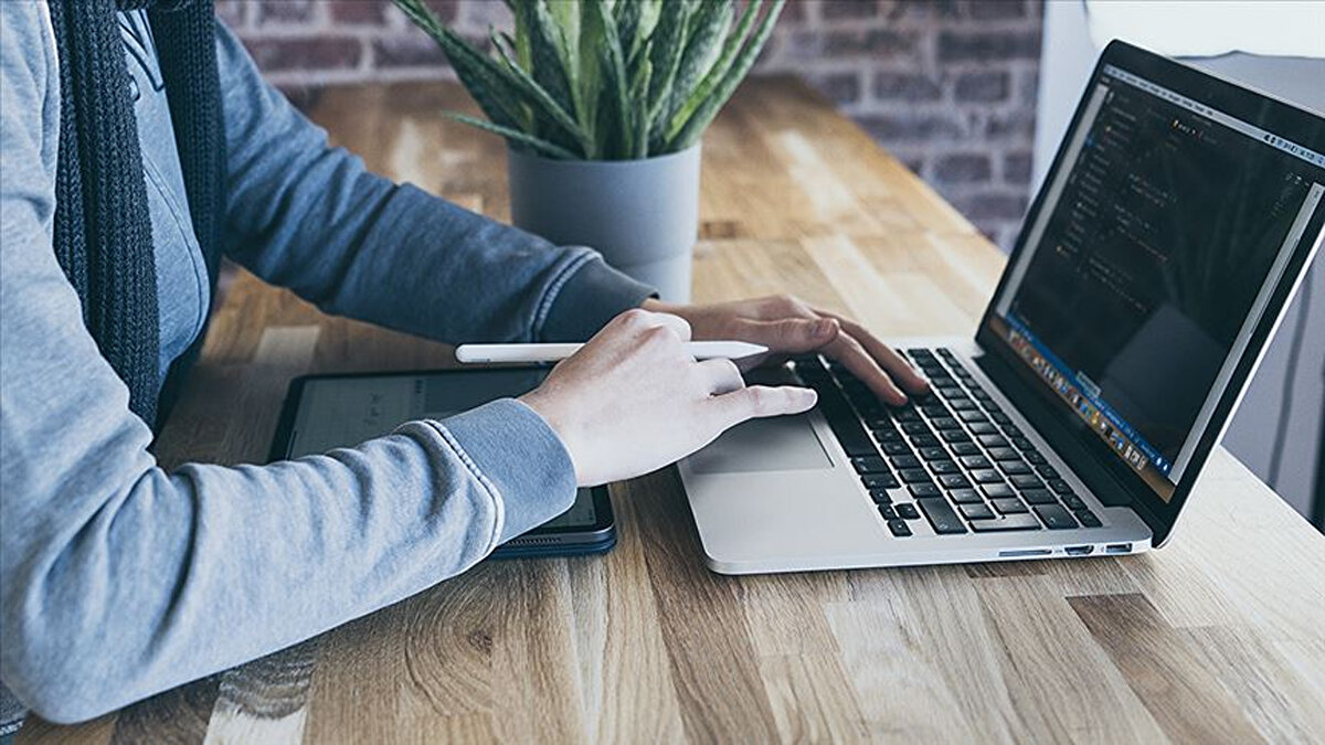 İddia Değil Gerçek: İşte Zamlı Tarife<br><br>Geçtiğimiz hafta kulislerde dolaşan "en az yüzde 10 zam" söylentileri, yayınlanan resmi listeyle doğrulandı. AMD'nin popüler RX 9000 serisi kartlarında fiyatlar yukarı çekildi.<br><br>İşte güncellenen ve can sıkan o fiyatlar:<br><br>Radeon RX 9070 XT: 599 dolardan 619 dolara fırladı.<br><br>Radeon RX 9070: 549 dolardan 569 dolara çıktı.<br><br>Radeon RX 9060 XT 16 GB: 349 dolardan 369 dolara yükseldi.<br><br>Radeon RX 9060 XT 8 GB: 299 dolardan 309 dolara çıktı.