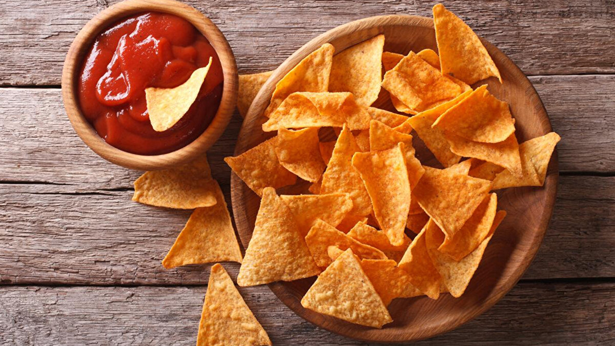 Paketinde Yazmıyor Ama İçinde Var!<br><br>Yapılan incelemelerde, Hot & Spicy Chips paketlerinde hardal, Pizza Chips paketlerinde ise kereviz bulunduğu belirlendi. Ancak bu alerjen maddelerin ürün etiketlerinde yer almadığı ortaya çıktı. Bu durum, söz konusu gıdalara alerjisi olan tüketiciler için ölümcül olabilecek bir sağlık riski taşıyor.