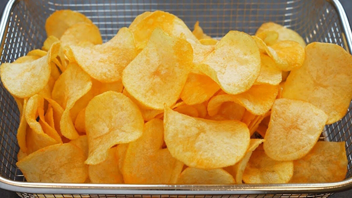 İngiltere Gıda Standartları Ajansı (FSA), atıştırmalık severleri üzen bir karara imza attı. Calbee Group UK tarafından üretilen ve çok tüketilen Calbee Hot & Spicy Chips ile Calbee Pizza Chips ürünlerinde, paket üzerinde yazmayan "gizli maddeler" tespit edildi.