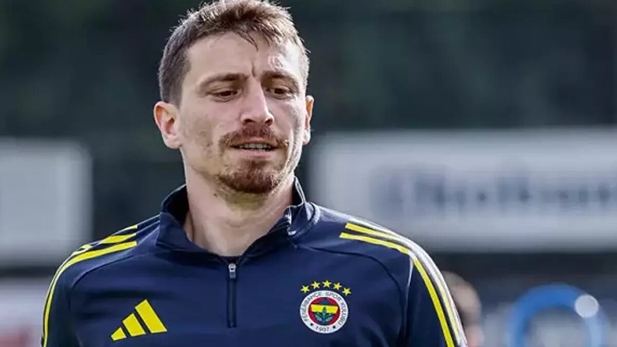 Ünlü İsimler Emniyete Götürüldü<br><br>Fenerbahçe'nin kaptanlarından Mert Hakan Yandaş, Galatasaray'ın genç stoperi Metehan Baltacı ve Süper Lig hakemi Zorbay Küçük gözaltına alınan isimler arasında.