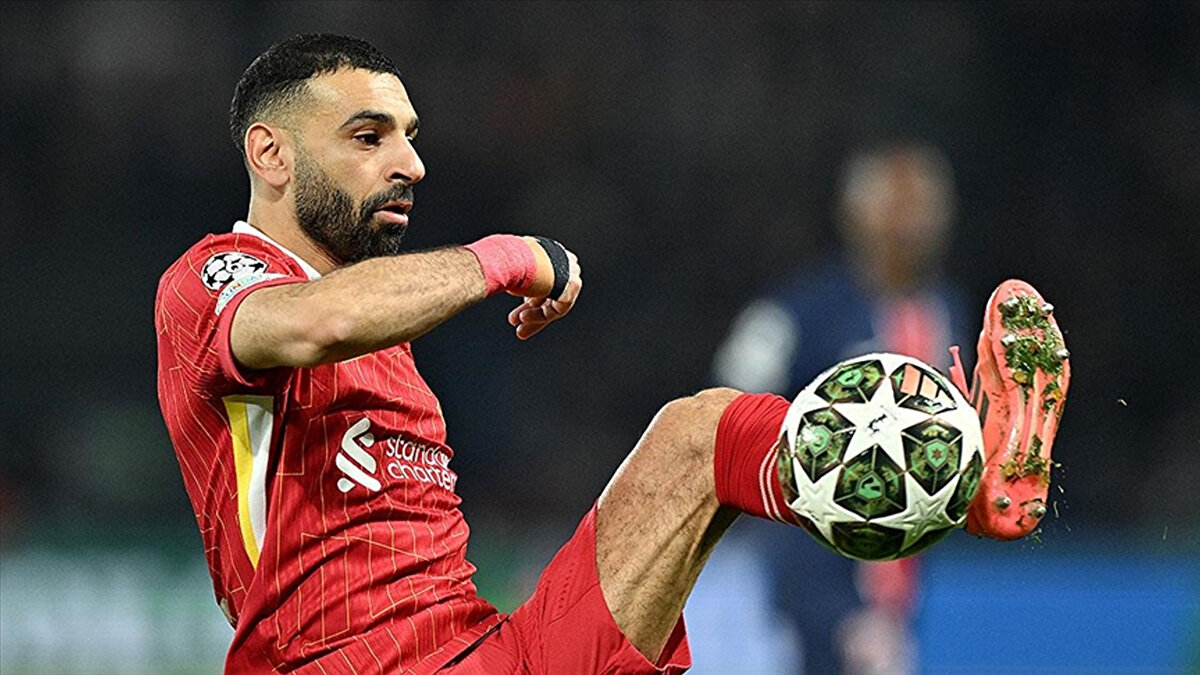 Ancak Galatasaray yönetimi, Salah'ı "Parayı değil, Avrupa'yı ve Şampiyonlar Ligi vizyonunu seç" diyerek ikna etmeye çalışacak.