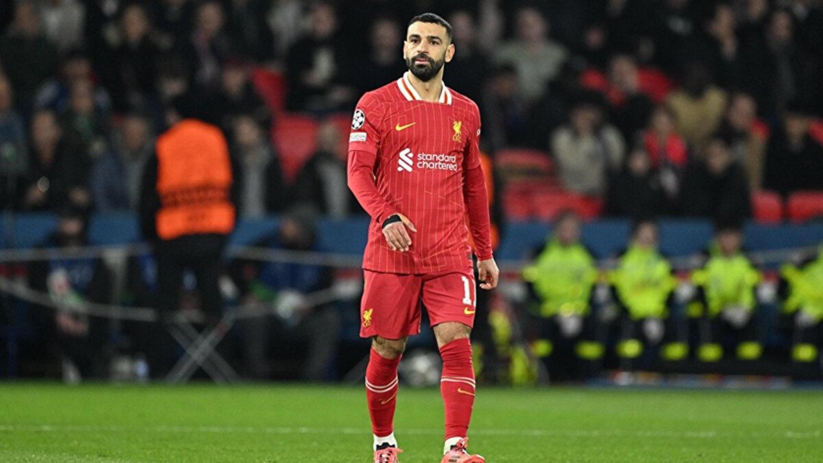 Liverpool'da İpler Kopma Noktasında<br><br>Salah transferini mümkün kılan detay ise İngiltere'den gelen haberler... Liverpool Teknik Direktörü Arne Slot'un, bu sezon 19 maçta 5 gol 3 asistle oynayan ve kariyerinin en sönük dönemini geçiren Salah'ın performansından memnun olmadığı iddia edildi.
