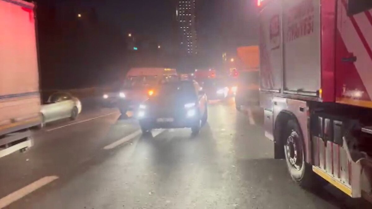 İstanbul trafiğinin en yoğun noktalarından biri olan Mahmutbey hattında sürücüler alternatif güzergâhlara yönelirken, bölgedeki trafik akışı duraksadı.