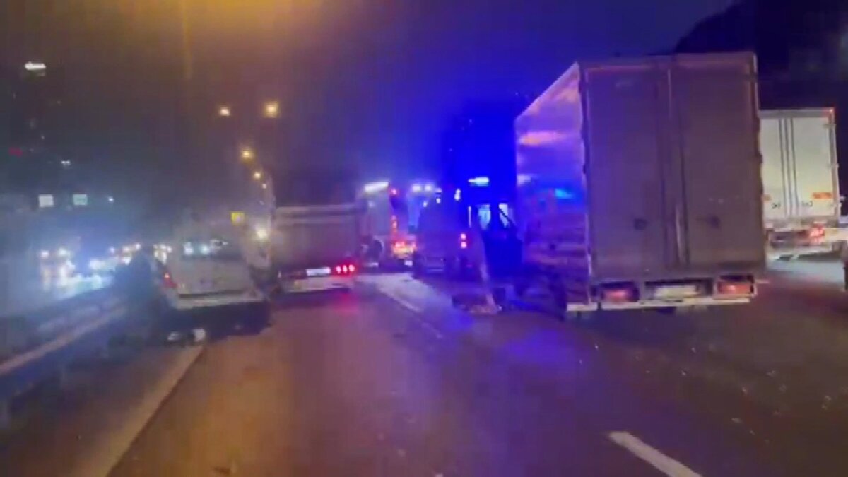 Kaza sonrası otoyolun üç şeridi güvenlik gerekçesiyle trafiğe kapatıldı.