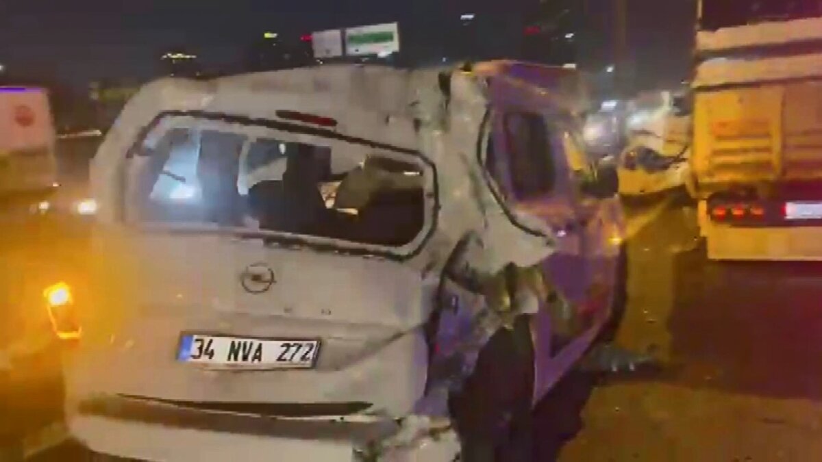 Yaralıların ilk müdahaleleri olay yerinde yapılırken, durumu netleştirmek üzere çevrede güvenlik çemberi oluşturuldu.