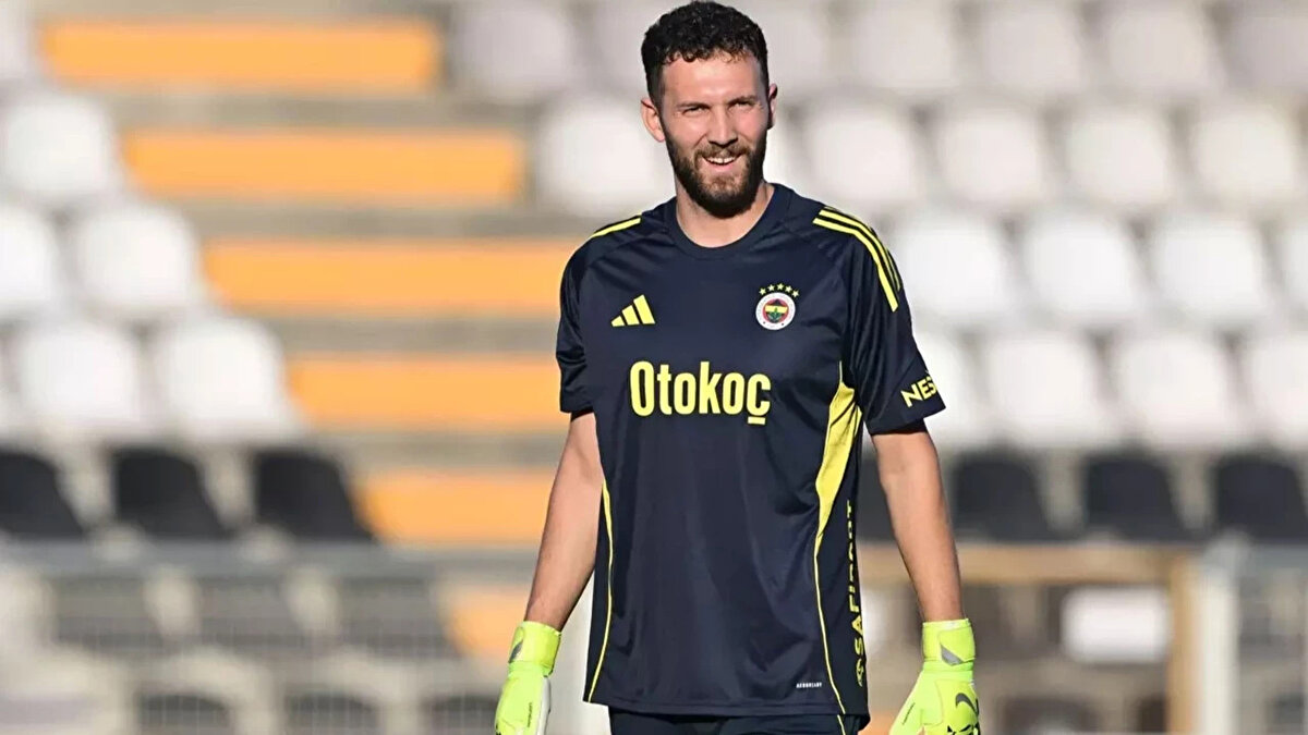 İRFAN CAN'I GERİ PLANA DÜŞÜRDÜ<br><br>28 yaşındaki tecrübeli eldiven Ederson'un arkasında güven verirken, İrfan Can Eğribayat'ı geri plana itti.